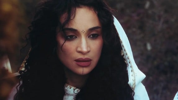 Camélia Jordana de retour avec 'Que ma peau', un nouveau clip engagé avec Amel Bent