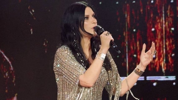 'Vous payez cher mais...' : le coup de sang de Laura Pausini en plein concert