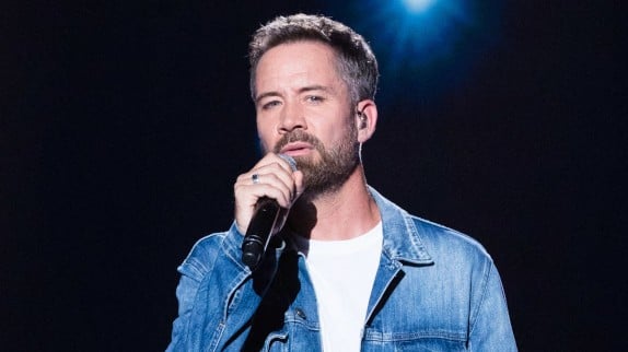 'Je ne jouais pas très bien' : Emmanuel Moire sans retenue sur ses débuts dans 'Le Roi Soleil'