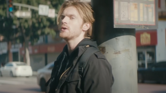 Clip "The Kids Are All Dying" : Finneas braque une bijouterie