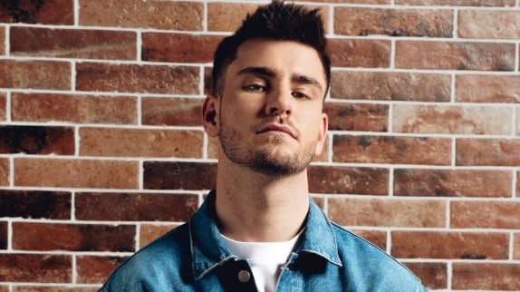 Avant "DALS", Julien Lieb part à la conquête de l'Europe avec une chanson en italien : écoutez !
