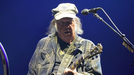 'Je suis désolé' : Neil Young annule sa tournée et tous ses concerts en France