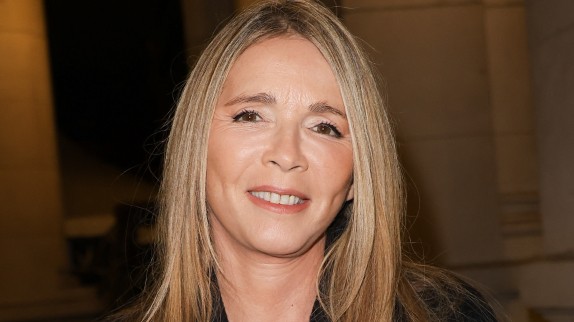 Hélène Rollès va chanter avec cette star internationale devant 800 millions de téléspectateurs
