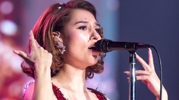 'Une folie' : Ticketmaster a-t-il vendu de 'faux billets' pour le concert de Raye à Paris ?