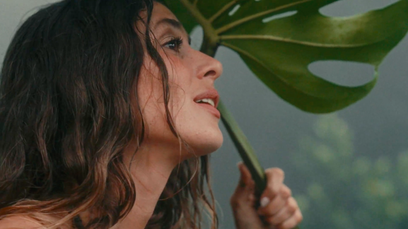Après l'énorme tube 'Soleil bleu', Luiza nous fait voyager dans son nouveau clip dépaysant