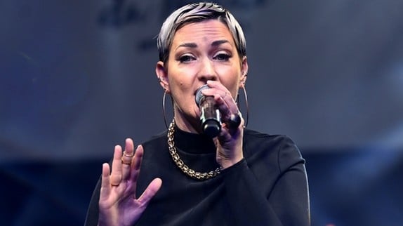 'La douille de l'année' : Sheryfa Luna arnaquée sur son premier album