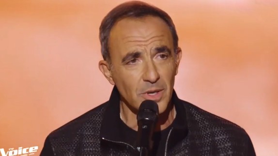 The Voice : Nikos Aliagas passe l'audition à l'aveugle, les coachs l'ont-ils reconnu ?