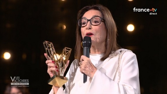 'C'est la fin' : Nana Mouskouri émue aux larmes aux Victoires de la Musique