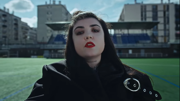 "J'arrive plus à vivre" : Hoshi au plus mal après sa rupture sur sa nouvelle chanson