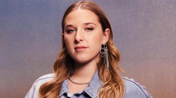 Helena : pourquoi son album s'envole dans les charts français cette semaine