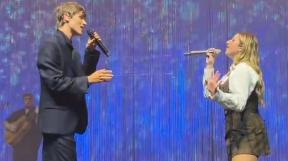 'C'est mon premier guest' : Helena invite ce célèbre chanteur sur scène pour un duo génial