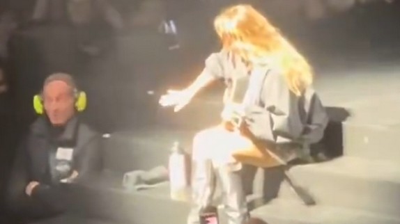 'Vraiment, je vous jure...' : Louane recadre un agent de sécurité en plein concert