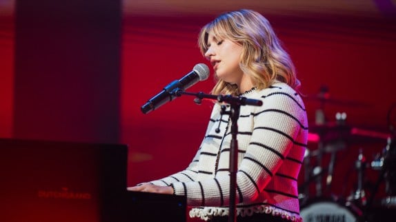 'C'est la panique' : Marine inquiète pour sa voix, elle retire ces chansons de sa tournée
