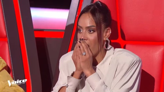 'C'est fou' : Amel Bent (The Voice) ne reconnait pas la voix de sa meilleure amie