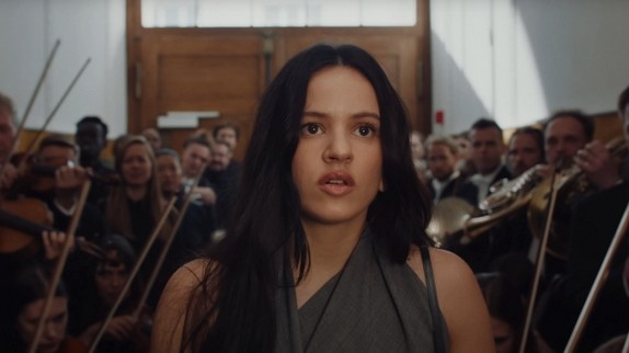 La claque musicale de la semaine : Rosalia époustouflante dans son nouveau clip 'Berghain'