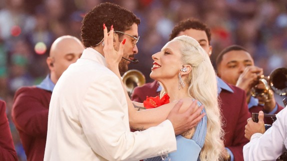 Super Bowl : Bad Bunny invite Lady Gaga à faire la fiesta lors d'un show XXL endiablé