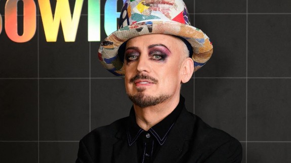 C'est officiel, Boy George participe à l'Eurovision 2026 : découvrez sa chanson !