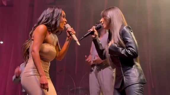 'Deux reines' : Ambre rejoint Amel Bent à Bercy pour recréer leur magnifique duo de la Star Academy