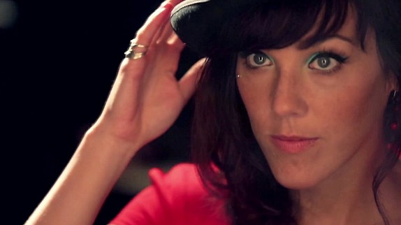 Clip de "Champs Élysées" : Zaz fait revivre un Paris fantasmé