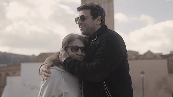 Tu es ici chez toi" : Patrick Bruel, ému, retourne en Algérie après 60 ans d'exil