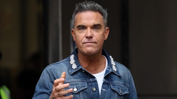 'Je veux être numéro un' : Robbie Williams dévoile la vraie raison du report de son album