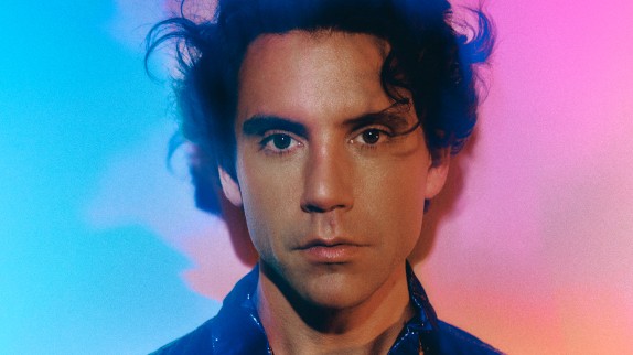Mika veut faire danser le monde avec son nouveau tube 'Modern Times'