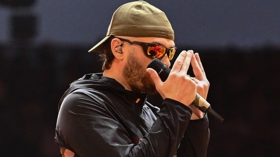 Aya Nakamura et Jul ont-ils forcé les fans à acheter leurs albums ? Les règles bientôt modifiées