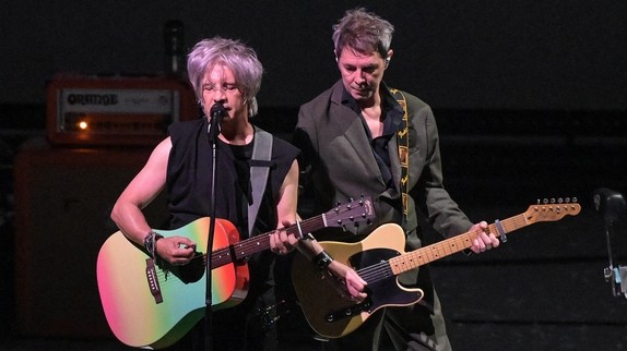 Indochine : son dernier single débarque dans les charts français, les chiffres !