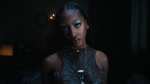 Ebony (Star Academy) impose son talent avec son nouveau clip 'Mon paradis'