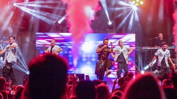 "De lourdes difficultés" : ce chanteur des années 2000 annule sa tournée en France