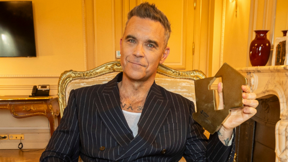 Robbie Williams détrône les Beatles : record historique avec son nouvel album