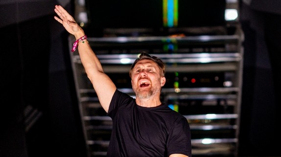 David Guetta aperçoit sa fille dans le public lors de son concert à Coachella (VIDEO)