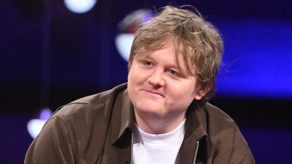 'Vous foutez quoi ?' : la réaction hilarante de Lewis Capaldi face à un concert qui 'ne se vend pas'