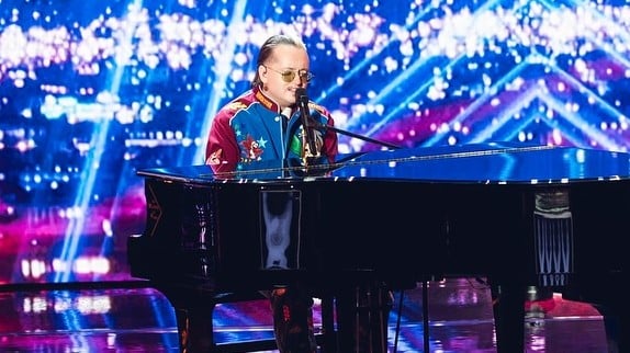 'Une manière de me rendre justice' : la triste histoire derrière la chanson d'Antoine Delie pour 'Incroyable talent'