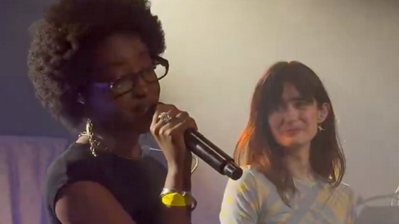 Marguerite invite Ebony pour un duo à son premier concert à Paris, et c'est magnifique