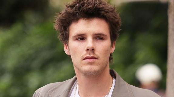 Le fils de Victoria Beckham se lance dans la musique et annonce un concert en France