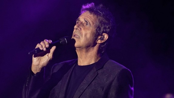 Julien Clerc : dédiée à son demi-frère disparu, sa nouvelle chanson va vous bouleverser