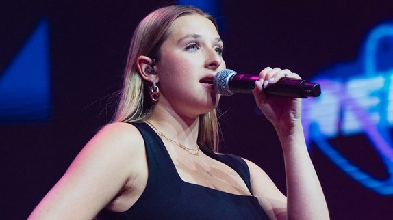 'C'est si doux' : Helena reprend la plus belle chanson de France Gall et fait fondre le public