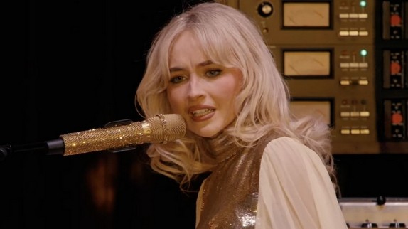 Sabrina Carpenter s'excuse après des propos maladroits en plein concert à Coachella