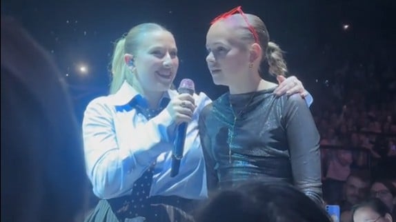 'Un moment magique' : Helena chante avec une jeune fan en plein concert