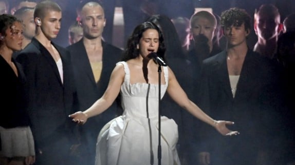 'À couper le souffle' : la performance prodigieuse de Rosalia et Björk aux BRIT Awards