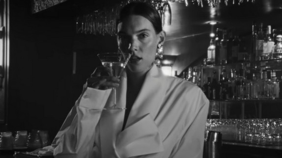 Après 'Tant pis pour elle', Charlotte Cardin dégaine son nouveau titre 'The Way We Touch'