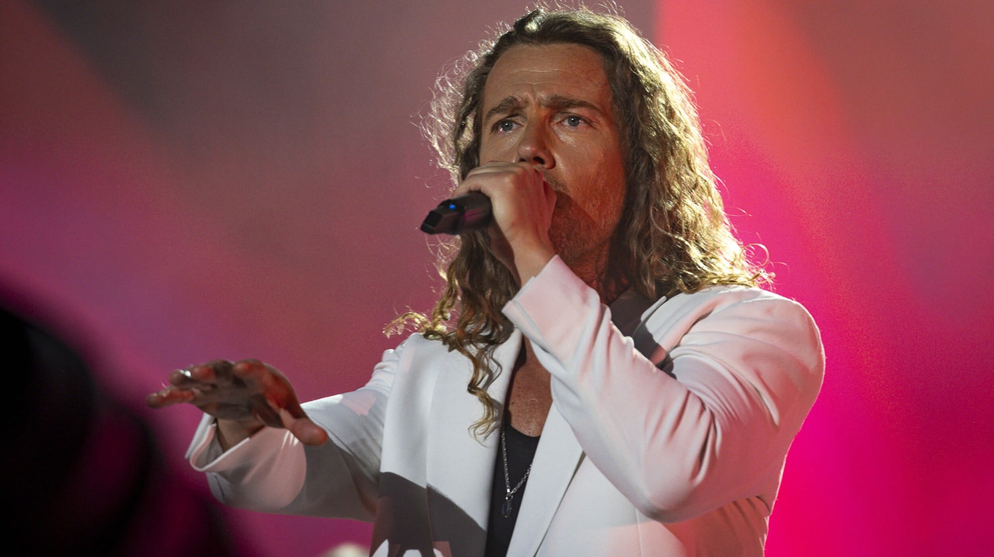 Julien Doré fond en larmes pour le dernier concert de sa tournée à Bercy (VIDEO)